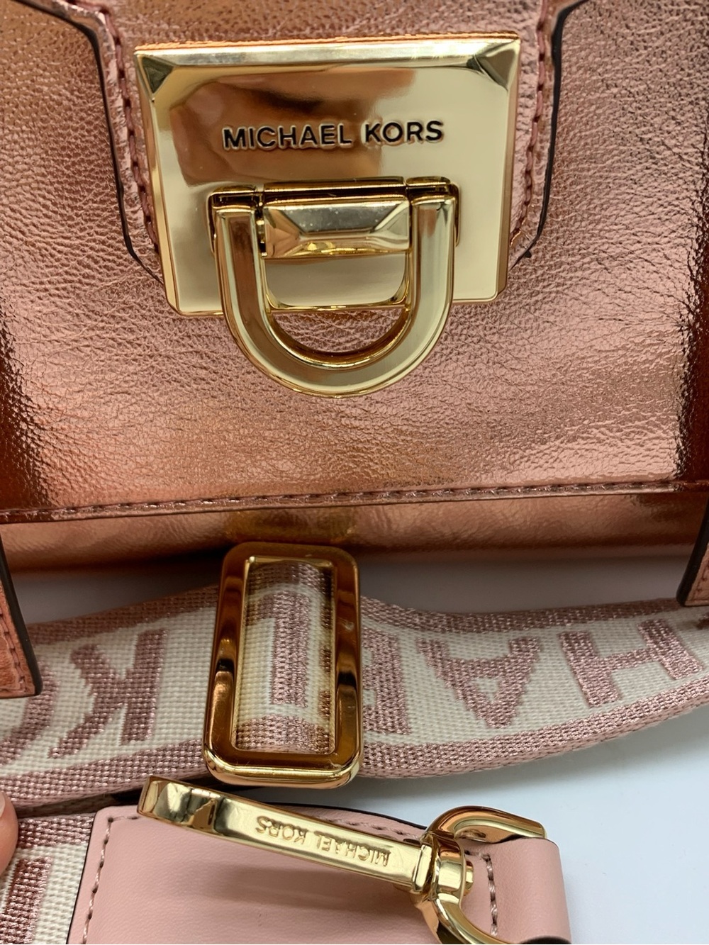 MICHAEL KORS
Manhattan Medium Top
Hand School Patent Satchel Primrose color - Picture 9 of 14